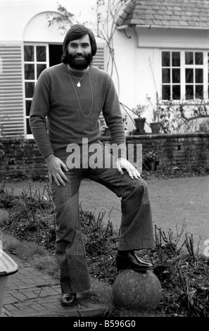 George Best. Fußballer George Best im Bray Haus von Michael "Parkinson", ein Buch über George geschrieben hat. März 1975 Stockfoto