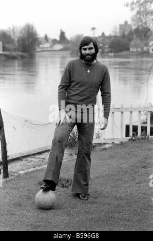 George Best. Fußballer George Best im Bray Haus von Michael "Parkinson", ein Buch über George geschrieben hat. März 1975 Stockfoto