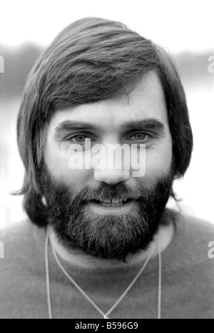 George Best. Fußballer George Best im Bray Haus von Michael "Parkinson", ein Buch über George geschrieben hat. März 1975 Stockfoto