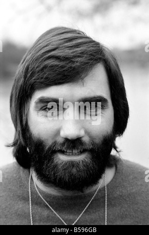 George Best. Fußballer George Best im Bray Haus von Michael "Parkinson", ein Buch über George geschrieben hat. März 1975 Stockfoto