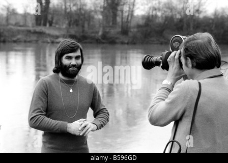 George Best. Fußballer George Best im Bray Haus von Michael "Parkinson", ein Buch über George geschrieben hat. März 1975 Stockfoto