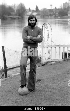 George Best. Fußballer George Best im Bray Haus von Michael "Parkinson", ein Buch über George geschrieben hat. März 1975 Stockfoto