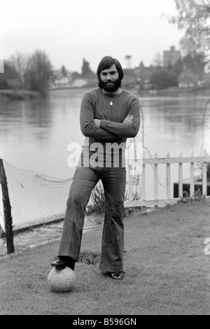 George Best. Fußballer George Best im Bray Haus von Michael "Parkinson", ein Buch über George geschrieben hat. März 1975 Stockfoto