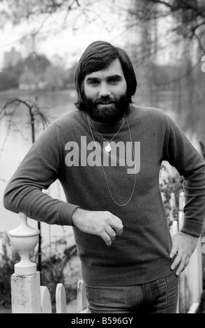 George Best. Fußballer George Best im Bray Haus von Michael "Parkinson", ein Buch über George geschrieben hat. März 1975 Stockfoto