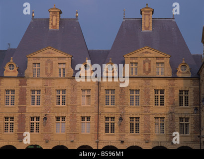 Gebäude an der Place Ducale in Charleville-Mezieres in Champagne-Ardennen Frankreich Europa Stockfoto
