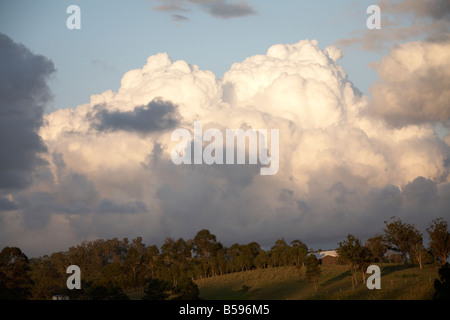 Cumulus Wolken Berge Sonnenlicht Queensland Australien Stockfoto