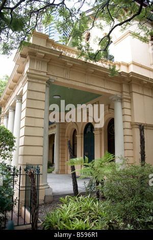 Seite Ansicht alten viktorianischen Haus im Kolonialstil Highrise Stadt Autos in Brisbane Queensland QLD Australien bauen Stockfoto
