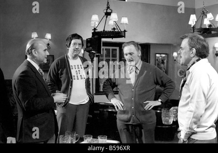 Weiter hinter dem 27. in der Serie "Carry On" Filme jetzt in der Produktion in den Pinewood Studios. März 1975 75-01588-003 Stockfoto