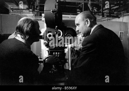 Weiter hinter dem 27. in der Serie "Carry On" Filme jetzt in der Produktion in den Pinewood Studios. März 1975 75-01588-004 Stockfoto