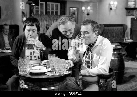 Weiter hinter dem 27. in der Serie "Carry On" Filme jetzt in der Produktion in den Pinewood Studios. März 1975 75-01588-005 Stockfoto