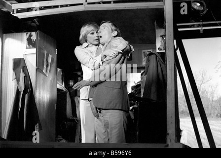 Weiter hinter dem 27. in der Serie "Carry On" Filme jetzt in der Produktion in den Pinewood Studios. März 1975 75-01588-006-Schauspieler Stockfoto