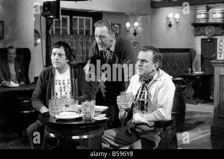 Weiter hinter dem 27. in der Serie "Carry On" Filme jetzt in der Produktion in den Pinewood Studios. März 1975 75-01588-007 Stockfoto