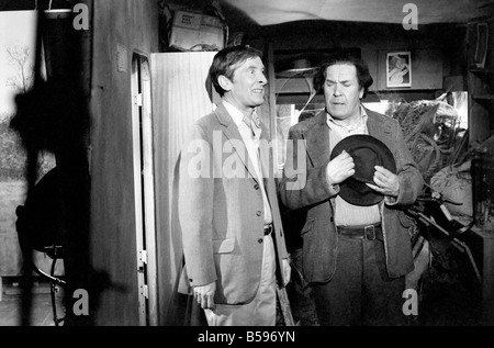 Weiter hinter dem 27. in der Serie "Carry On" Filme jetzt in der Produktion in den Pinewood Studios. März 1975 75-01588 Schauspieler Kenn Stockfoto