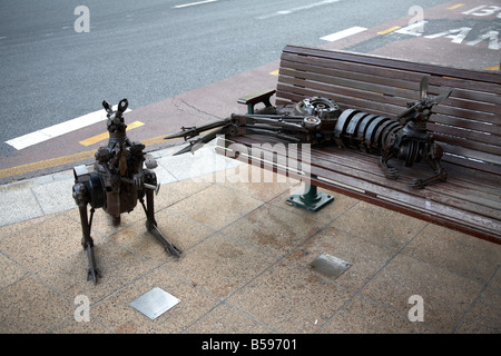 Skulpturen von Kängurus und Wallabys gemacht aus Schrott auf Bank und Straße in Brisbane Queensland QLD Australien Stockfoto