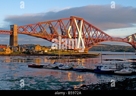 Herbstnachmittag Licht über die Forth Rail Bridge aus North Queensferry Fife Region Schottland UK Stockfoto