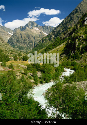 Fluss und die Berge des Veneon-Tals in den Parc National des Ecrins in der Nähe von Grenoble-Isere-Rhone-Alpes-Frankreich-Europa Stockfoto