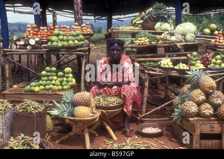 Schwarze afrikanische Frau sitzt an ihrem Gemüse Marktstand Uganda Stockfoto