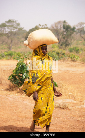 Frau mit gelben Schal Kleid spazieren tragen meschotschek auf dem Kopf Kaduna Nigeria Afrika Stockfoto