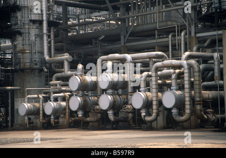 Komplexe Rohre und Rohrleitungen in NNPC Nigerian National Petroleum Corporation Ölraffinerie in Port Harcourt, Nigeria Afrika Stockfoto