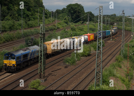 ERS-Güterzug läuft westlich von der Stadt Köln, Nordrhein-Westfalen, Deutschland. Stockfoto