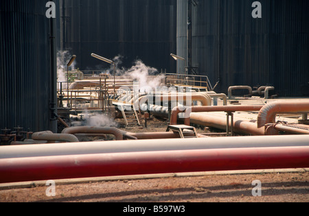 Lagertanks und Piples in NNPC Nigerian National Petroleum Corporation Ölraffinerie in Kaduna Nigeria Afrika Stockfoto