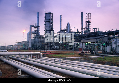 Rohre einer Installationen mit lila oder lila Himmel in NNPC Nigerian National Petroleum Corporation Ölraffinerie in Port Harcourt Ni Stockfoto