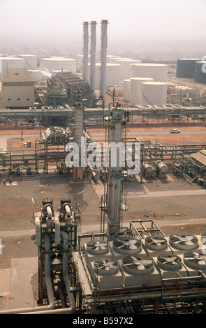 Grobe Sicht auf Rohren und Lagertanks in NNPC Nigerian National Petroleum Corporation Ölraffinerie in Kaduna Nigeria Afrika Stockfoto