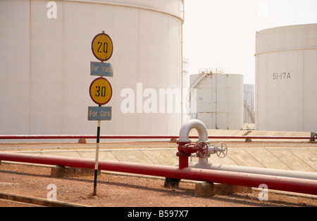 Lagertanks und Schiffe mit Rohren in NNPC Nigerian National Petroleum Corporation Ölraffinerie in Kaduna Nigeria Afrika Stockfoto