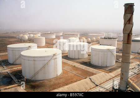 Lagertanks und Schiffe mit Rohren in NNPC Nigerian National Petroleum Corporation Ölraffinerie in Kaduna Nigeria Afrika Stockfoto