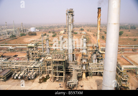 Grobe Sicht auf Rohre Lagertanks und Einrichtungen in NNPC Nigerian National Petroleum Corporation Ölraffinerie in Kaduna Nig Stockfoto