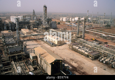 Grobe Sicht auf Rohre Lagertanks und Einrichtungen in NNPC Nigerian National Petroleum Corporation Ölraffinerie in Kaduna Nig Stockfoto