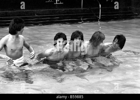 Die Bay City Rollers feiern ihren Chart-Erfolg mit einem schnellen Sprung in den Pool. Die Rollen sind schottische Pop/Rock-Band... Ihre Stockfoto