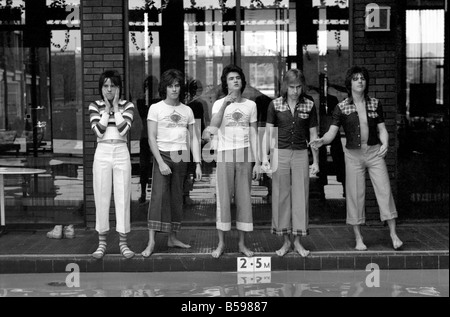 Die Bay City Rollers feiern ihren Chart-Erfolg mit einem schnellen Sprung in den Pool. Die Rollen sind schottische Pop/Rock-Band... Ihre Stockfoto