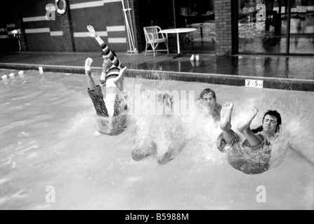 Die Bay City Rollers feiern ihren Chart-Erfolg mit einem schnellen Sprung in den Pool. Die Rollen sind schottische Pop/Rock-Band... Ihre Stockfoto