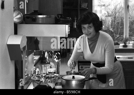 Sonia Allison Daily Mirror Kochen Vorbereitung für eingeladene Gruppe von Persönlichkeiten wie Egan Ronay weltweit renommierte Restaurantkritiker Stockfoto