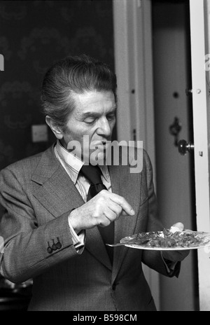 Restaurantkritiker Egan Ronay gesehen hier in der Wohnung des Daily Mirror Cook Sonia Allison. März 1975 75-01420-011 Stockfoto