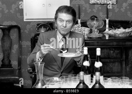 Restaurantkritiker Egan Ronay gesehen hier in der Wohnung des Daily Mirror Cook Sonia Allison. März 1975 75-01420-022 Stockfoto