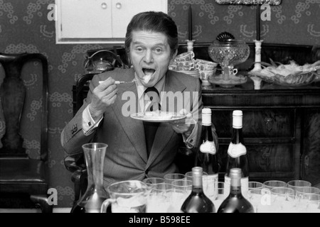 Restaurantkritiker Egan Ronay gesehen hier in der Wohnung des Daily Mirror Cook Sonia Allison. März 1975 75-01420-023 Stockfoto