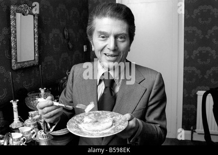 Restaurantkritiker Egan Ronay gesehen hier in der Wohnung des Daily Mirror Cook Sonia Allison. März 1975 75-01420-024 Stockfoto