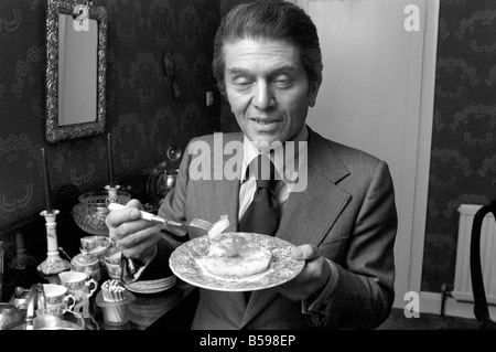 Restaurantkritiker Egan Ronay gesehen hier in der Wohnung des Daily Mirror Cook Sonia Allison. März 1975 75-01420-025 Stockfoto