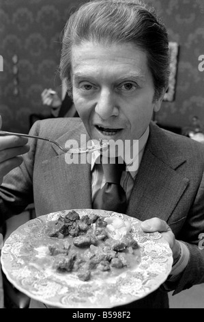 Restaurantkritiker Egan Ronay gesehen hier in der Wohnung des Daily Mirror Cook Sonia Allison. März 1975 75-01420-028 Stockfoto