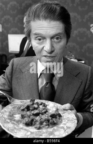 Restaurantkritiker Egan Ronay gesehen hier in der Wohnung des Daily Mirror Cook Sonia Allison. März 1975 75-01420-029 Stockfoto