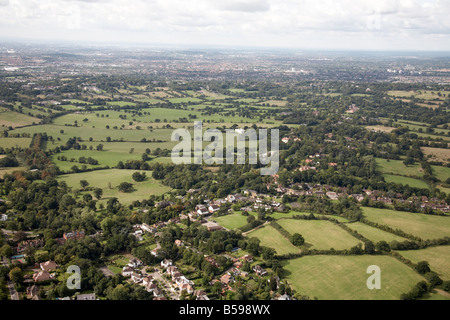 Luftbild, Südwesten von Suburban Felder Häuser Bäume Dachse Croft Totterige gemeinsame London N20 England UK Stockfoto