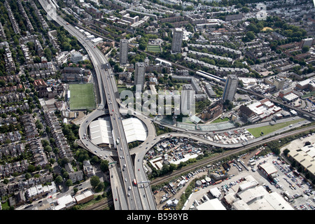 Luftbild östlich von White City Kreisverkehr Depot und Lager A40 M Fußball Spielfeld Vorstadthäuser und Hochhäusern London W10 W Stockfoto