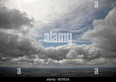 Luftbild südöstlich von Wolken vor blauem Himmel über Land Felder Alkerton Oxfordshire England UK hohe Ebene schräg Stockfoto