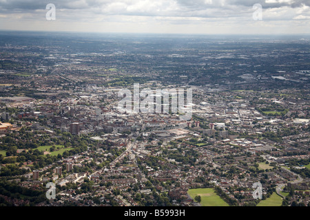 Luftbild Südosten Vorstadthäuser Spielfelder Bäume Hochhäusern Stadtzentrum von Wolverhampton WV3 WV11 England UK hoch l Stockfoto