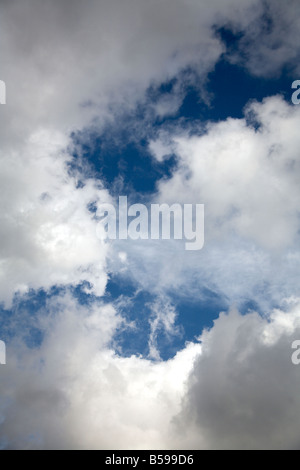 Abstrakte Luftaufnahme der Wolken gegen blauen Himmel Stockfoto