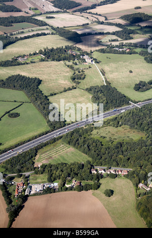 Luftbild Norden östlich der Autobahn M25 Felder Bäume Land beherbergt Geflügel Farm Crown Hill Waltham Abbey Essex EN9 Engla Stockfoto