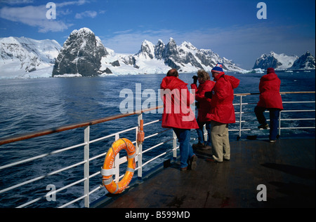 Touristen auf Schiff Lemaire-Kanal-antarktische Halbinsel-Polar-Regionen Stockfoto