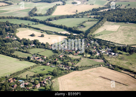 Luftbild, Süd-Ost East Clandon Village Landhäuser Felder Bäume Epsom Road Ripley Straße zurück Lane Guildford Surrey UK Stockfoto